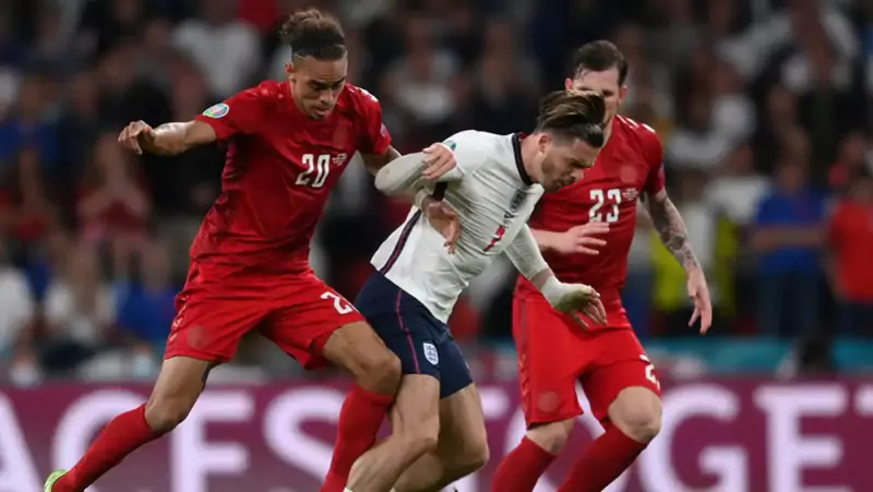 tran-dau-giua-doi-tuyen-anh-va-doi-tuyen-dan-mach